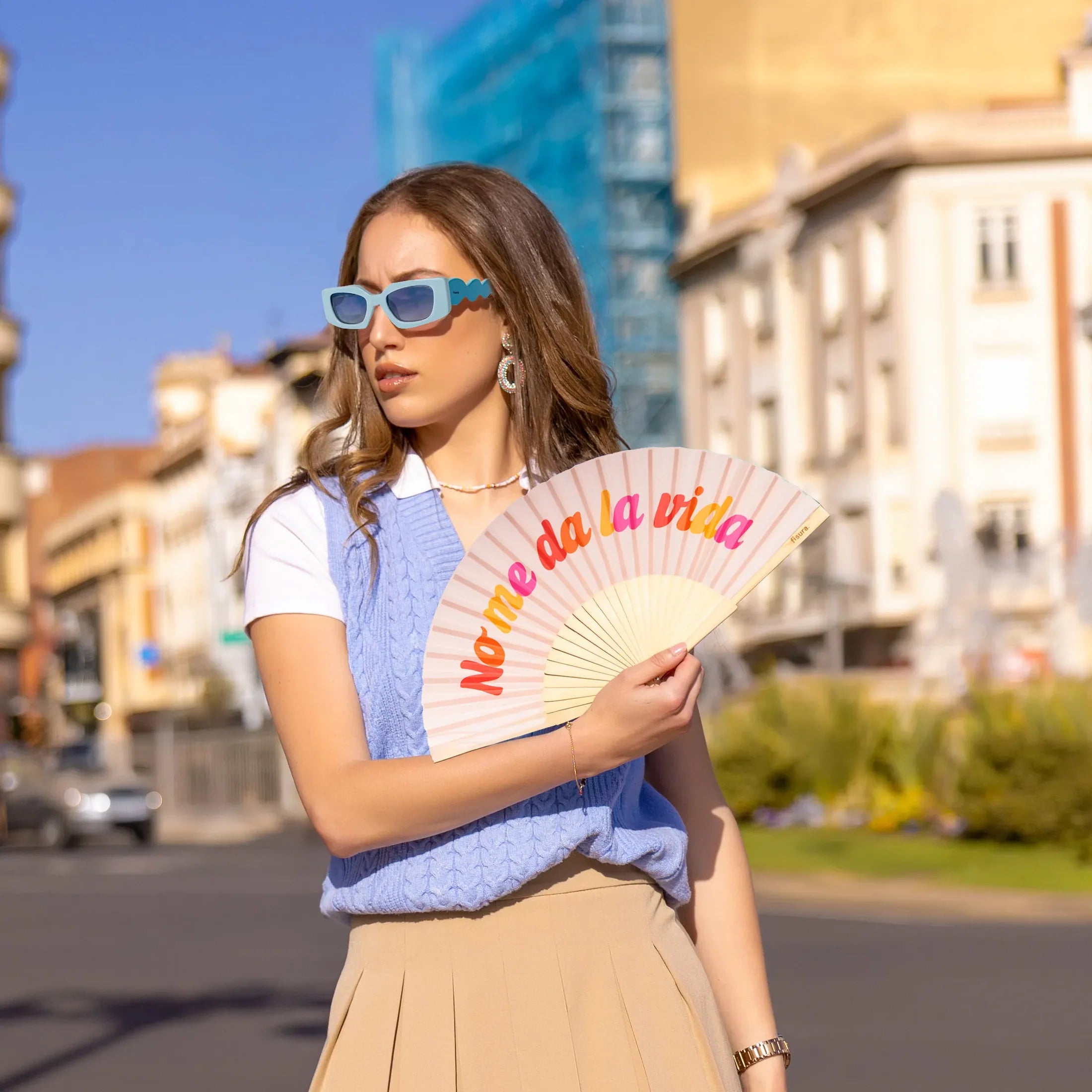 Abanico “No me da la vida” – Refresca tu día con estilo