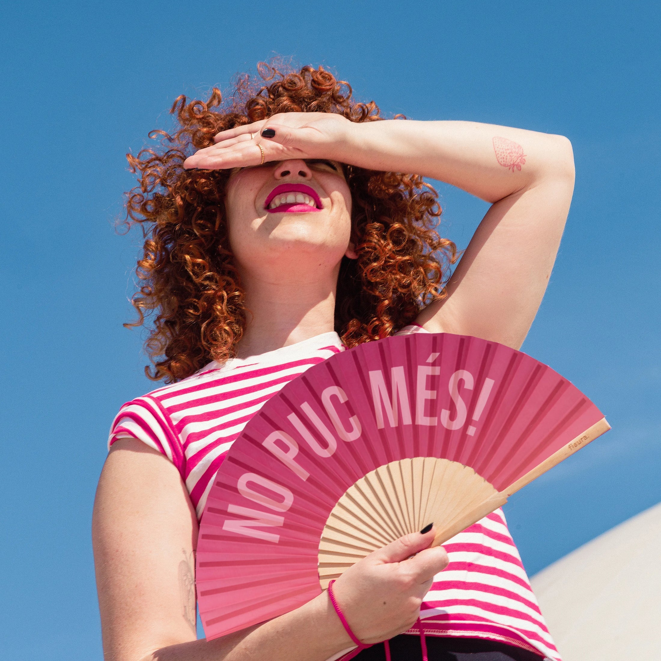 Abanico “No puc més!” – Rosa degradado con mensaje multicolor